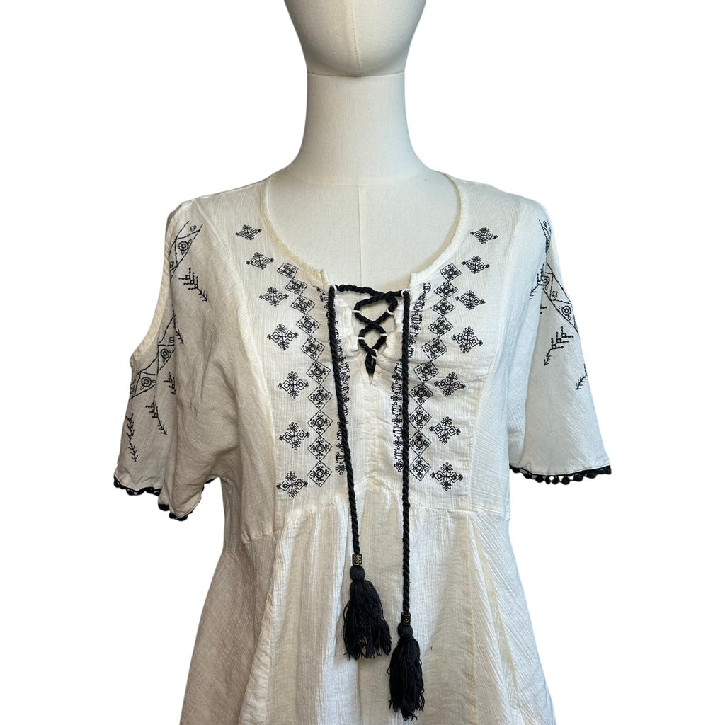 Maurices Womens M White Boho Peasant Top Embroidered Handkerchief Hem Tassel