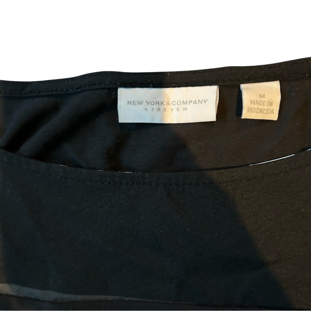 New York & Company Black and White Geometric Blouse Medium Cap Sleeve Workwear