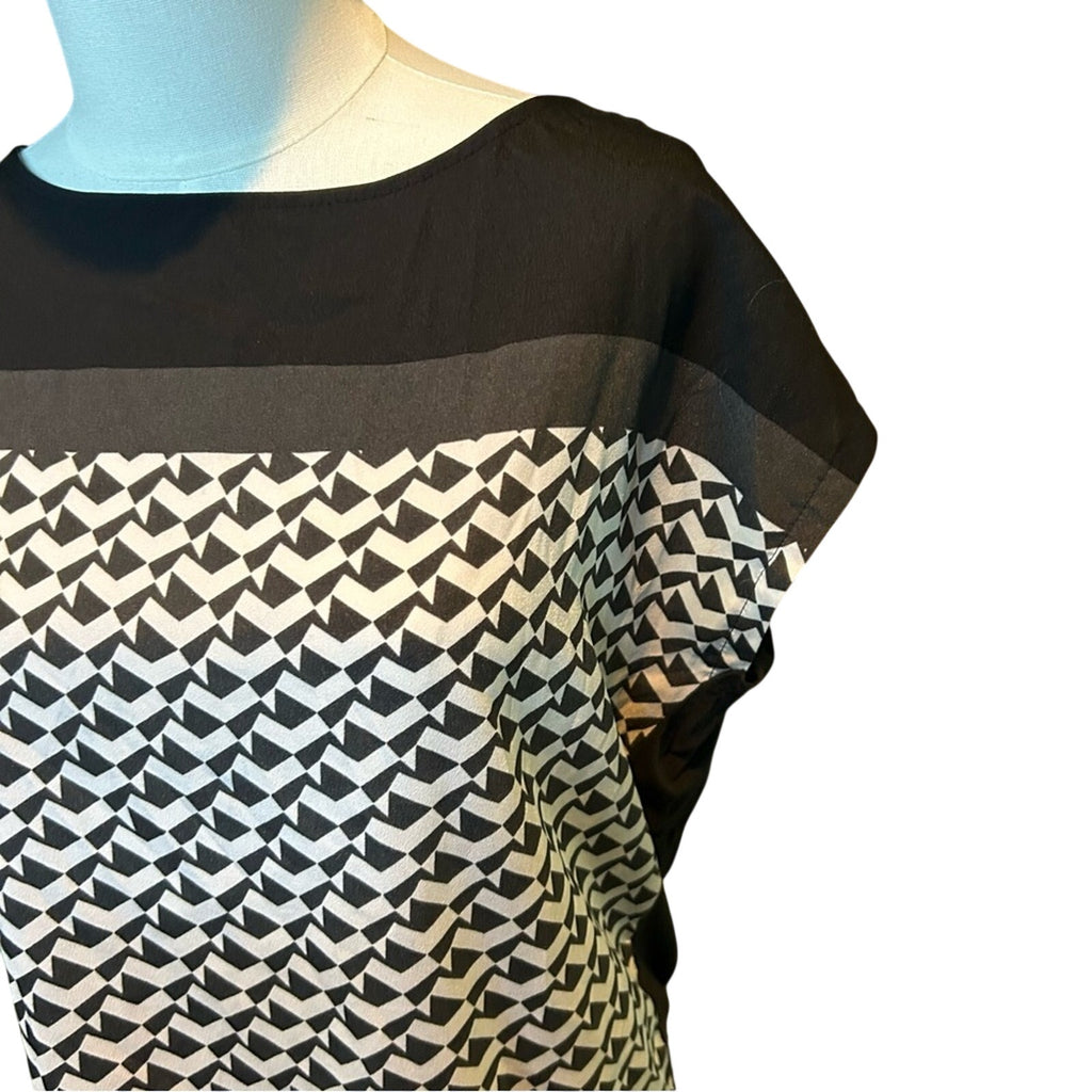 New York & Company Black and White Geometric Blouse Medium Cap Sleeve Workwear