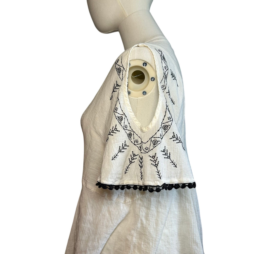 Maurices Womens M White Boho Peasant Top Embroidered Handkerchief Hem Tassel