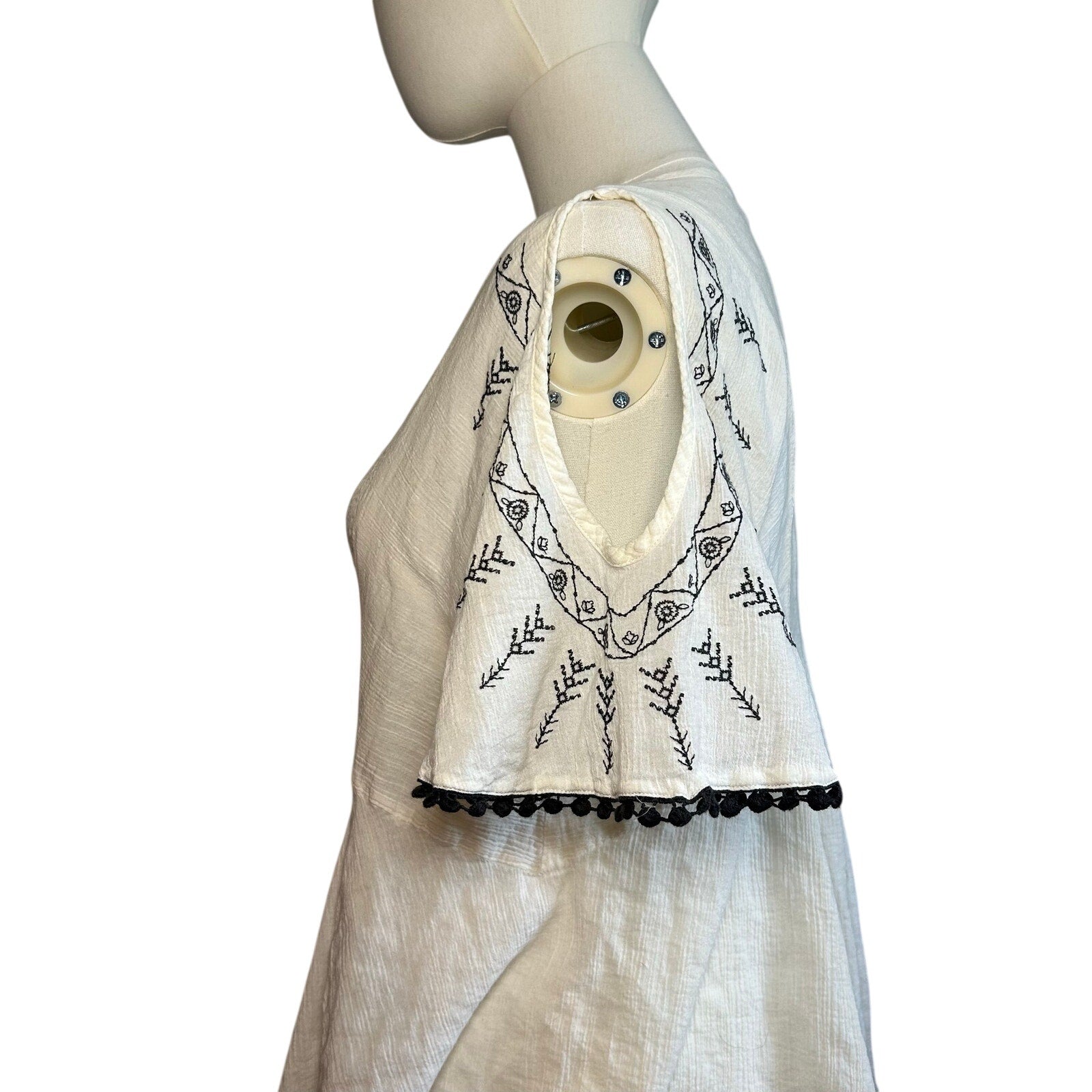 Maurices Womens M White Boho Peasant Top Embroidered Handkerchief Hem Tassel
