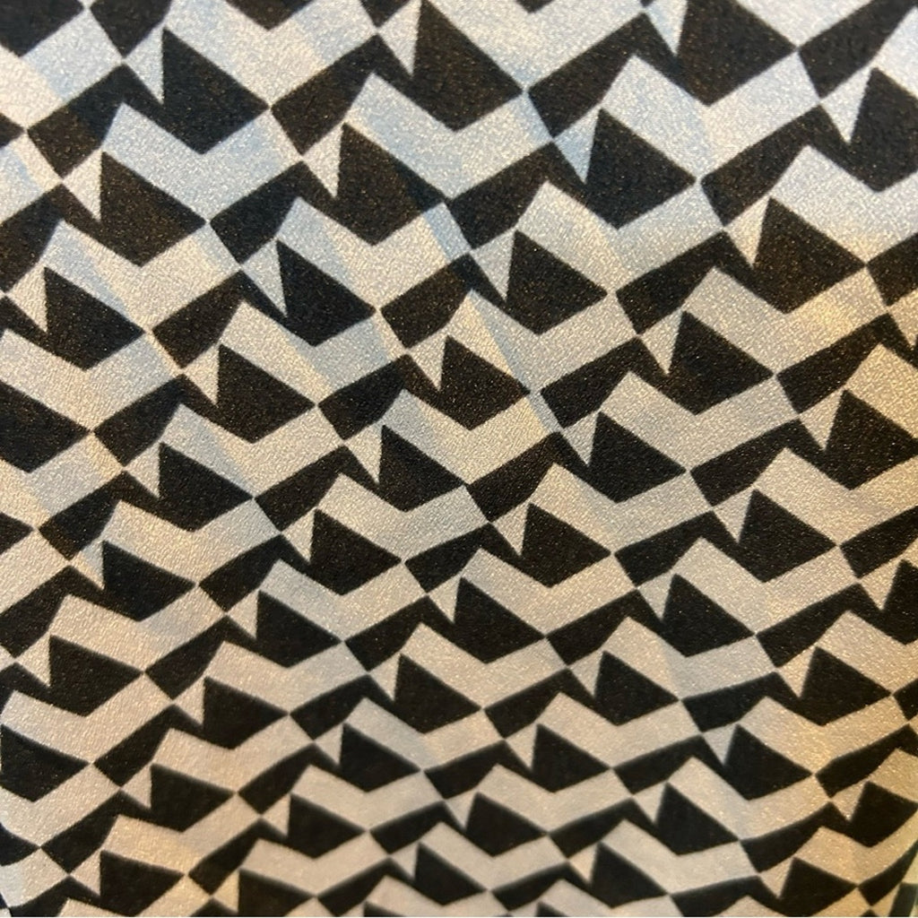 New York & Company Black and White Geometric Blouse Medium Cap Sleeve Workwear