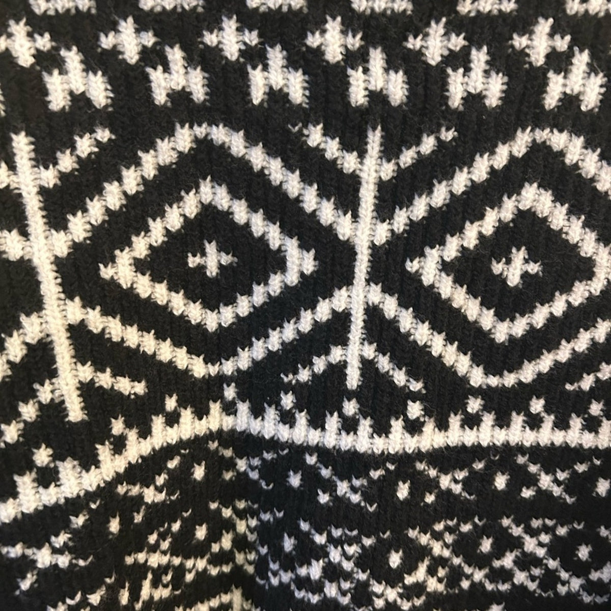 Old Navy SoSoft Fair Isle Sweater Black White Geo Pattern Large NWT Cropped L