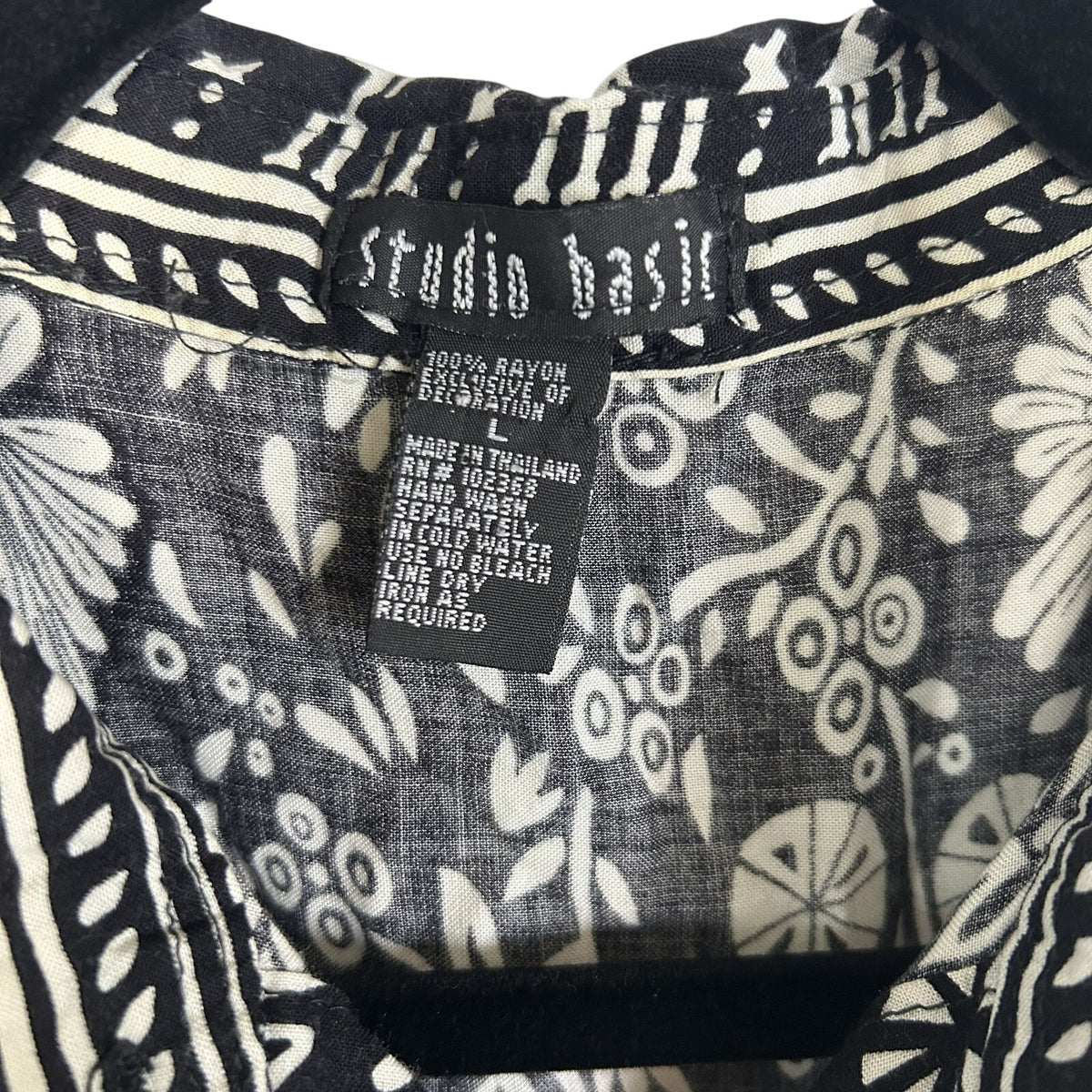 VTG Studio Basic Black White Floral Deer Border Print Rayon Blouse Size L