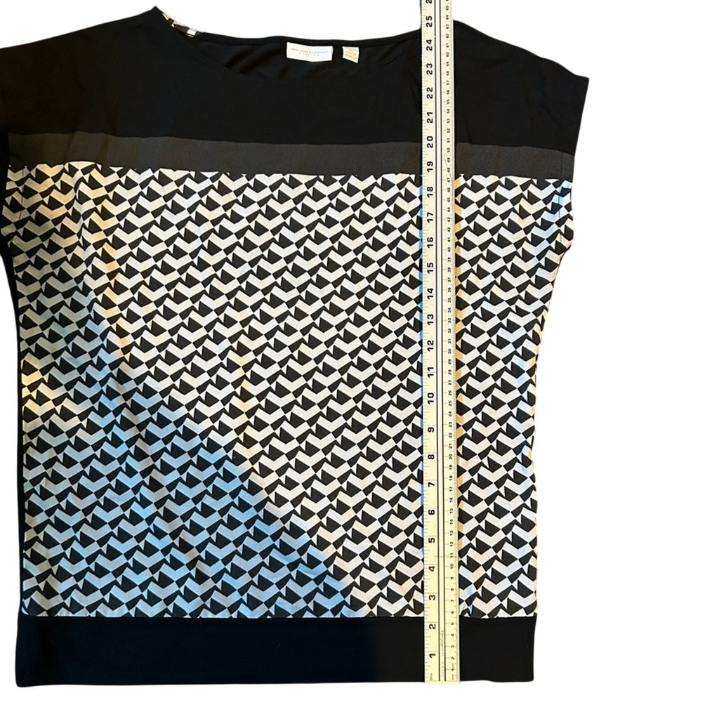 New York & Company Black and White Geometric Blouse Medium Cap Sleeve Workwear