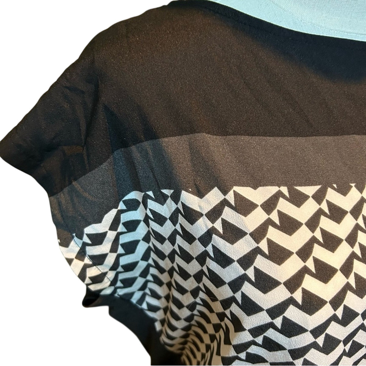 New York & Company Black and White Geometric Blouse Medium Cap Sleeve Workwear