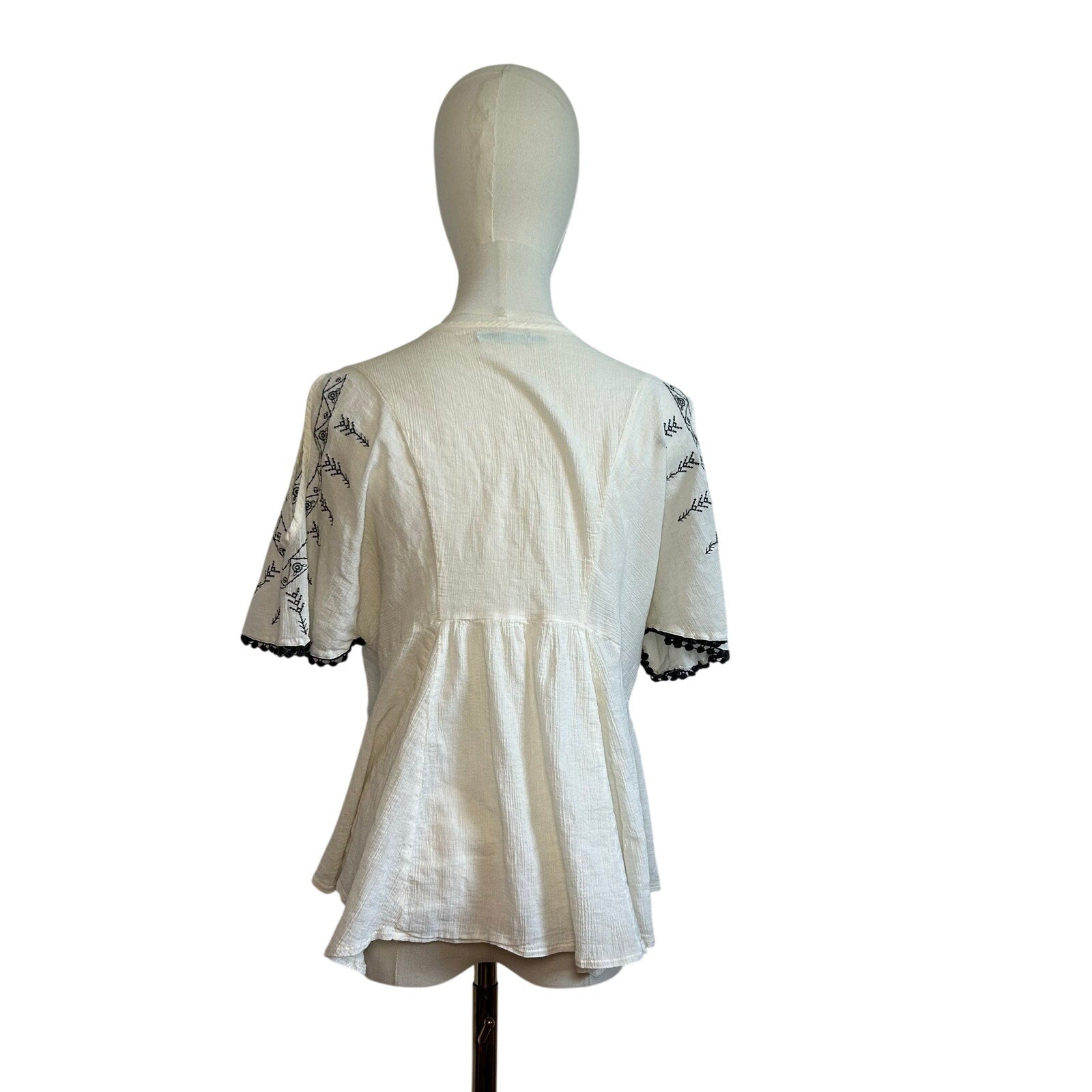 Maurices Womens M White Boho Peasant Top Embroidered Handkerchief Hem Tassel