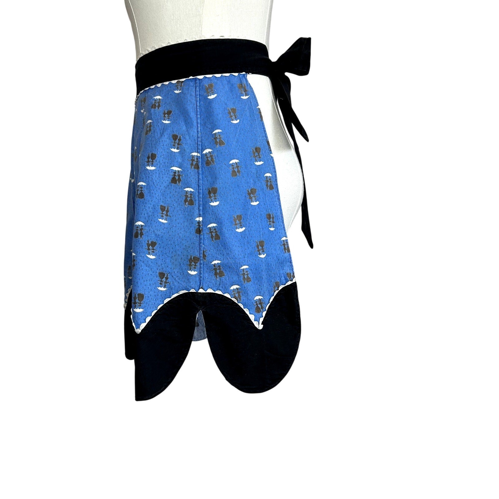 VTG 50s Blue Umbrella Print Apron Scalloped Rick Rack Trim Cottage Grandma Retro