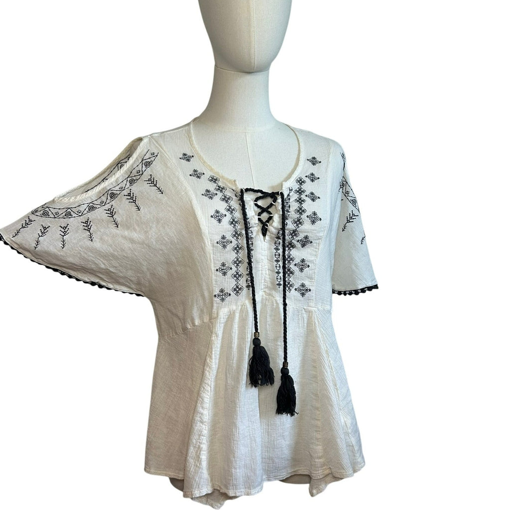 Maurices Womens M White Boho Peasant Top Embroidered Handkerchief Hem Tassel