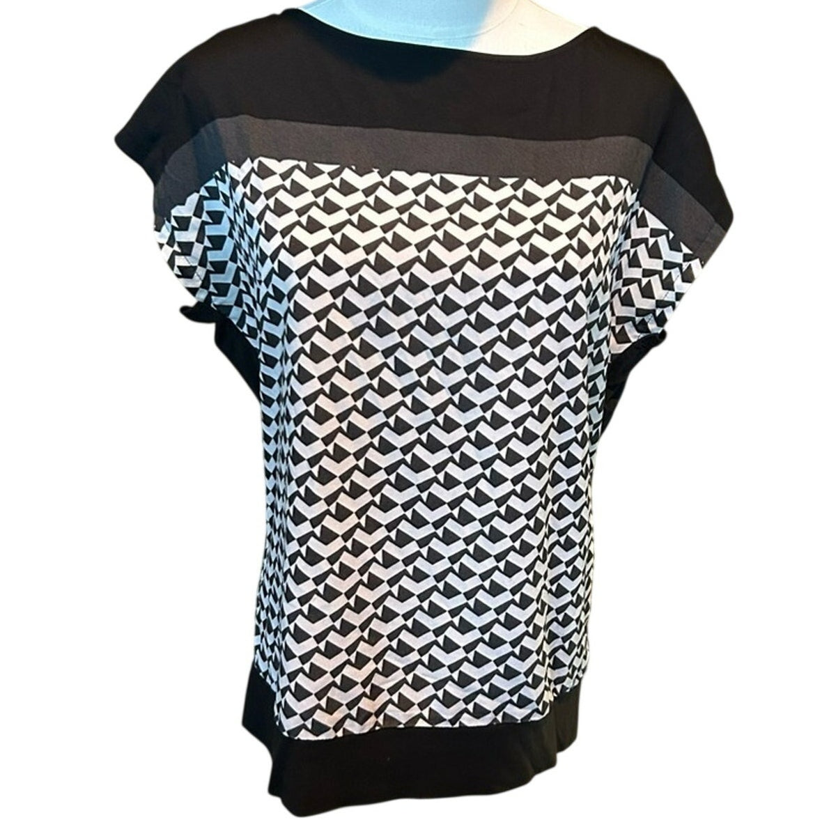 New York & Company Black and White Geometric Blouse Medium Cap Sleeve Workwear