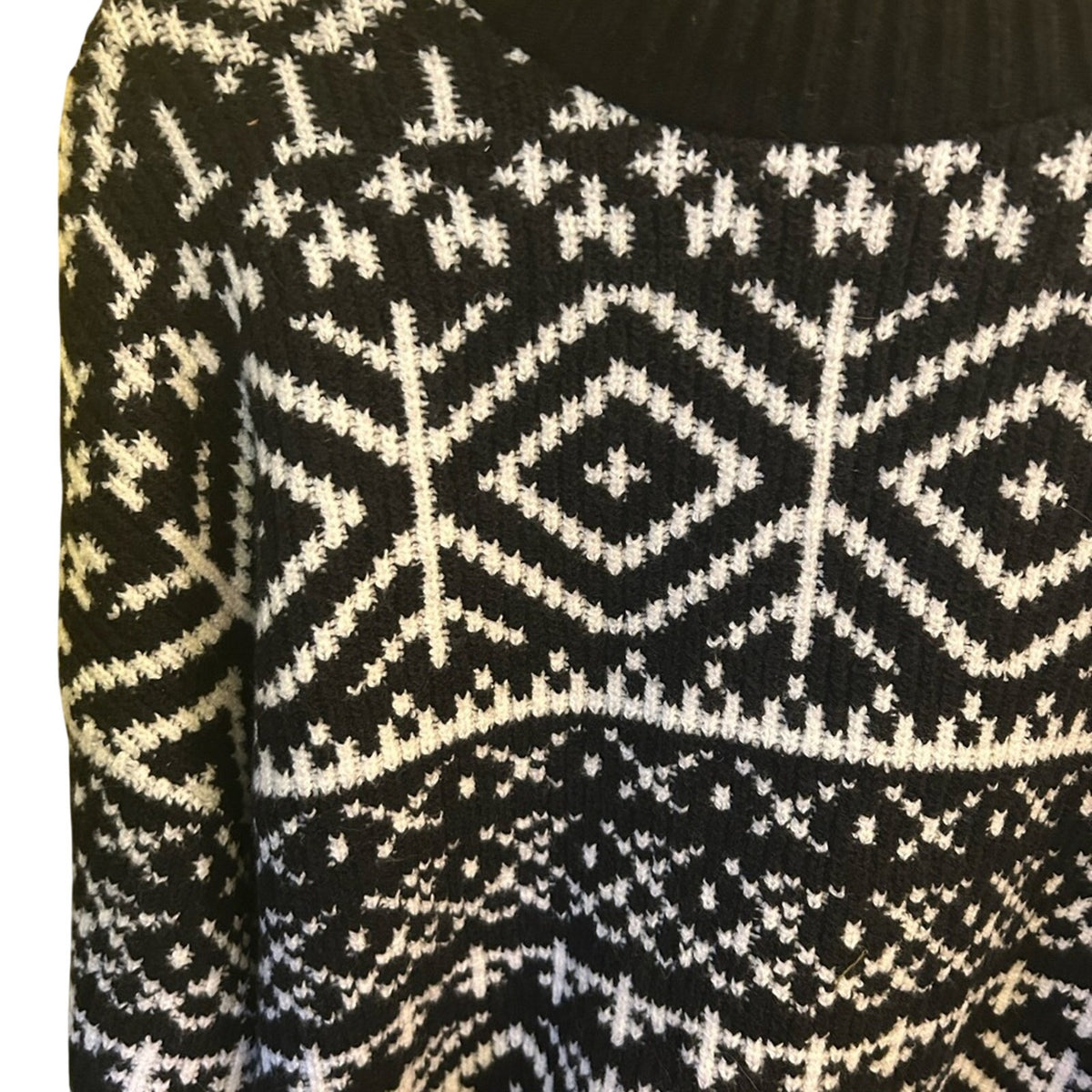 Old Navy SoSoft Fair Isle Sweater Black White Geo Pattern Large NWT Cropped L