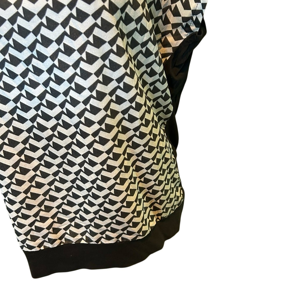 New York & Company Black and White Geometric Blouse Medium Cap Sleeve Workwear