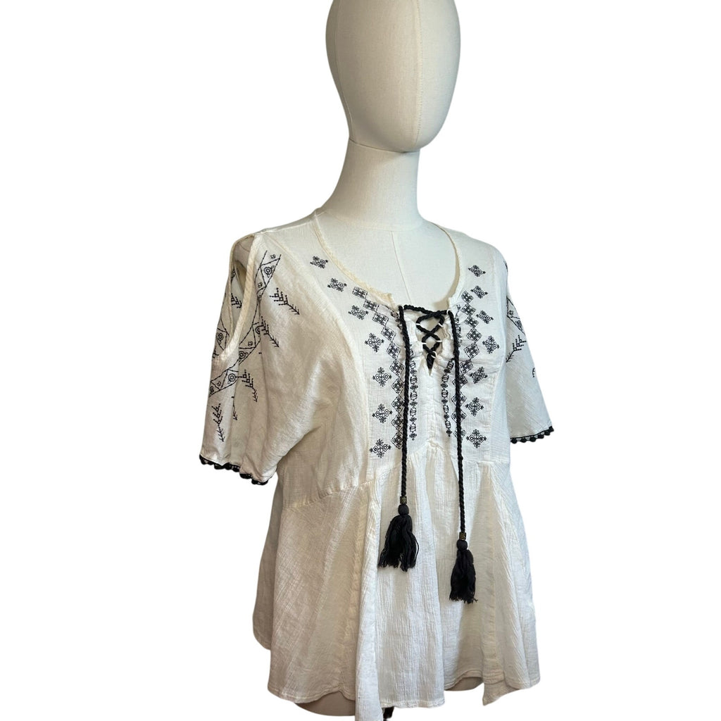 Maurices Womens M White Boho Peasant Top Embroidered Handkerchief Hem Tassel