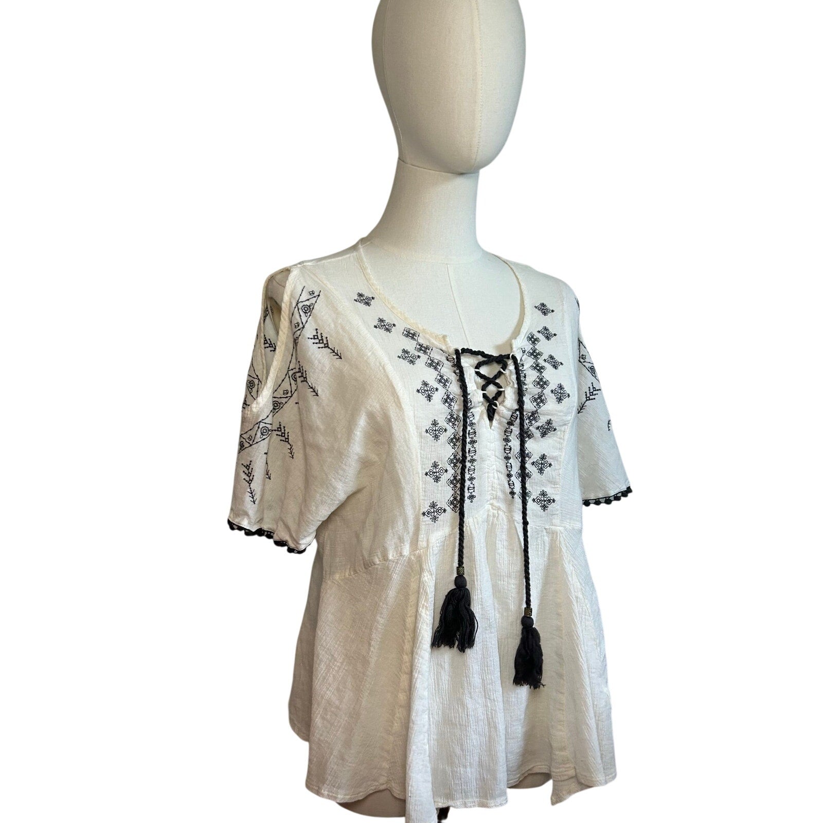 Maurices Womens M White Boho Peasant Top Embroidered Handkerchief Hem Tassel