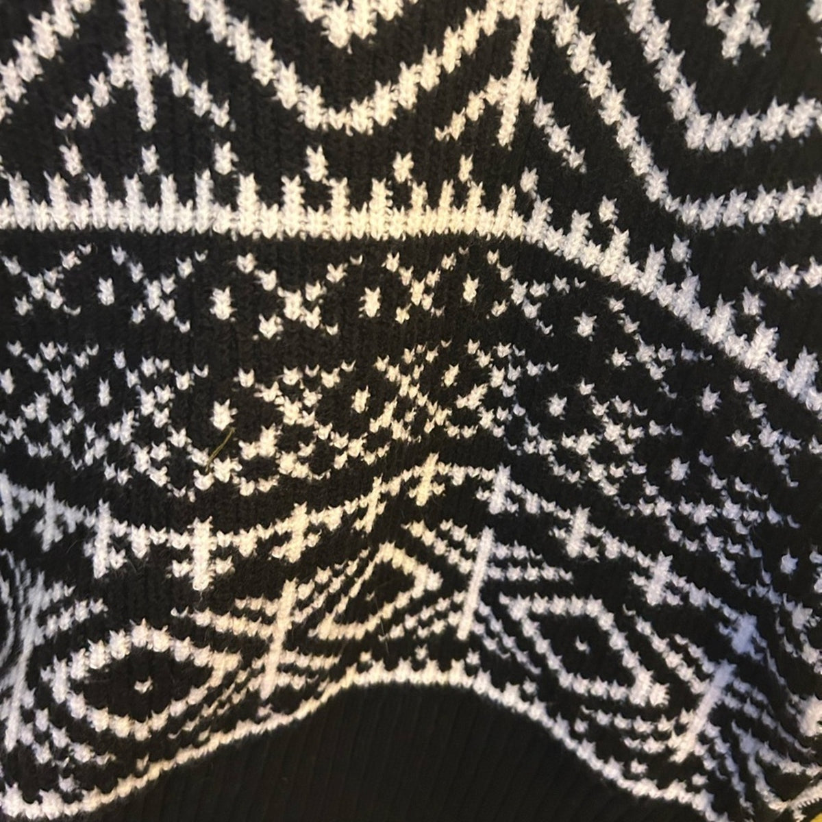 Old Navy SoSoft Fair Isle Sweater Black White Geo Pattern Large NWT Cropped L