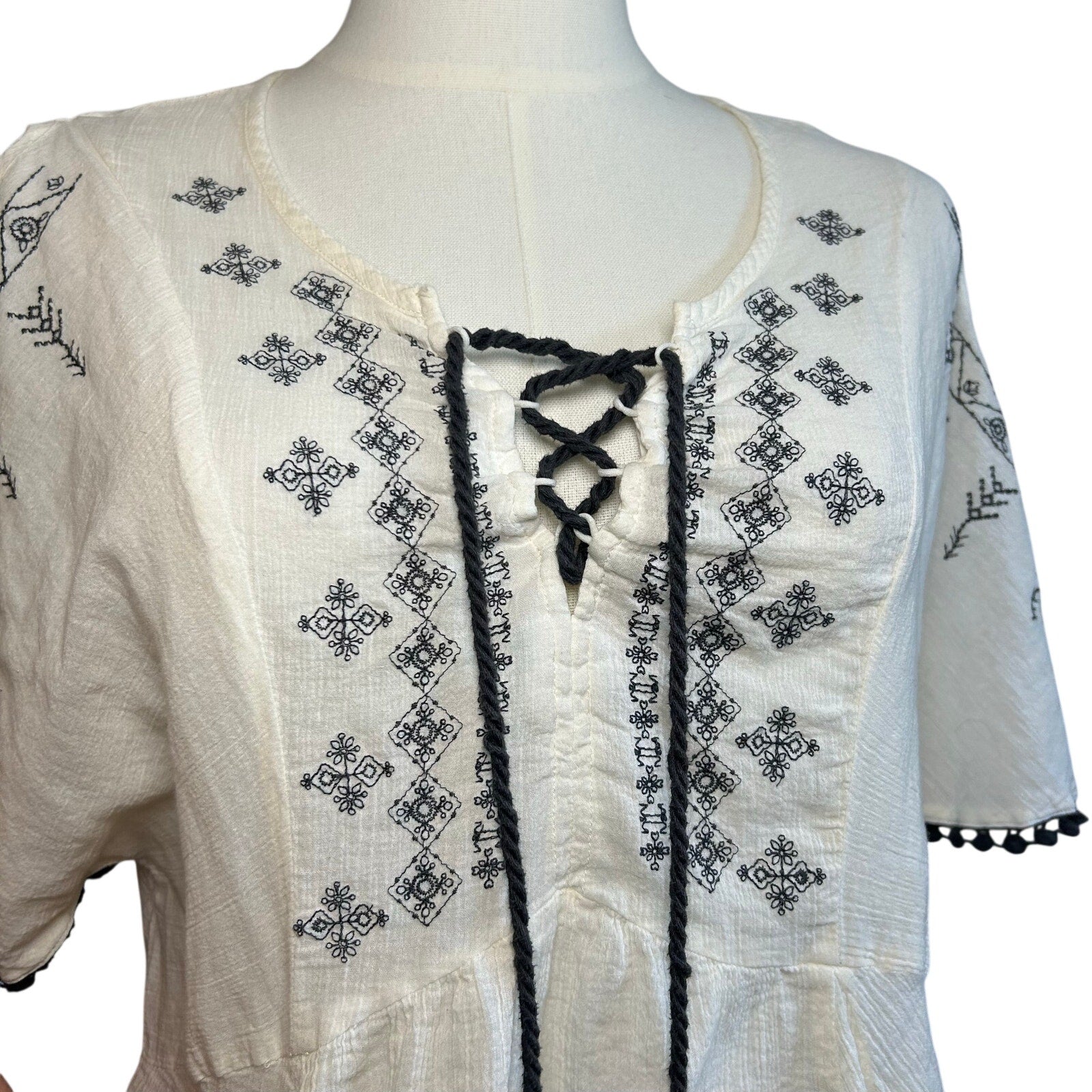 Maurices Womens M White Boho Peasant Top Embroidered Handkerchief Hem Tassel