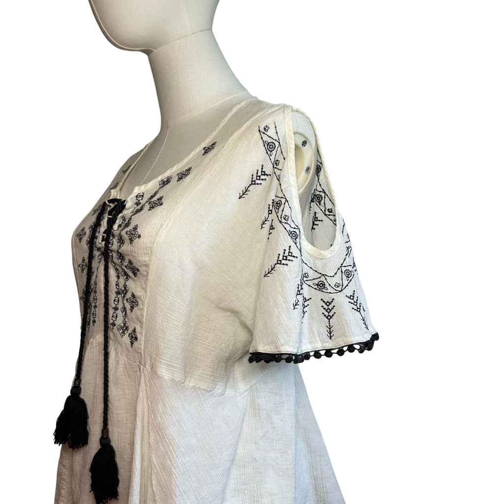 Maurices Womens M White Boho Peasant Top Embroidered Handkerchief Hem Tassel