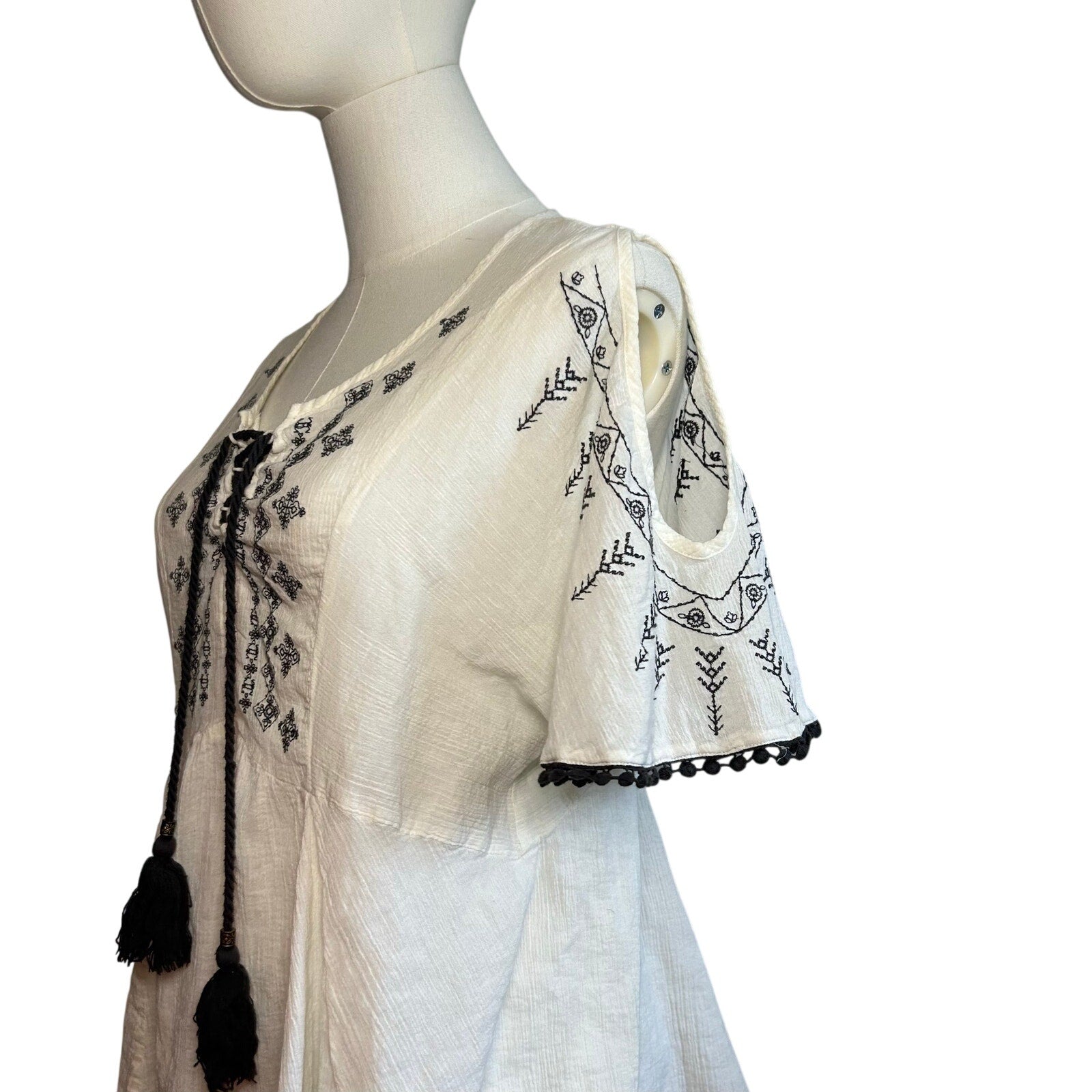 Maurices Womens M White Boho Peasant Top Embroidered Handkerchief Hem Tassel