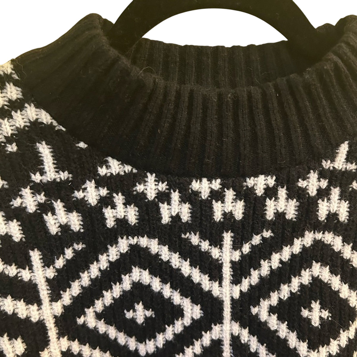 Old Navy SoSoft Fair Isle Sweater Black White Geo Pattern Large NWT Cropped L