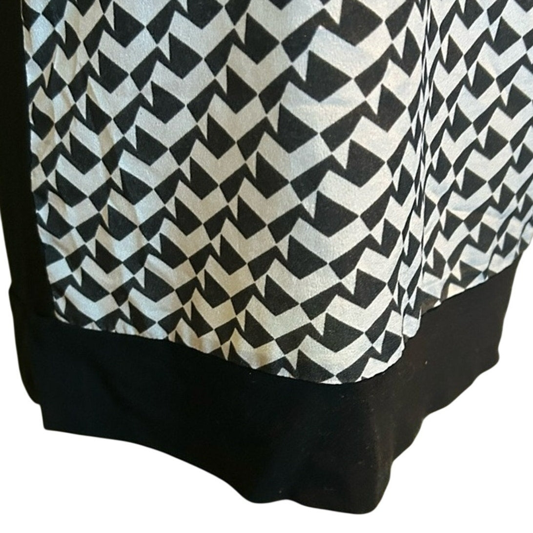New York & Company Black and White Geometric Blouse Medium Cap Sleeve Workwear