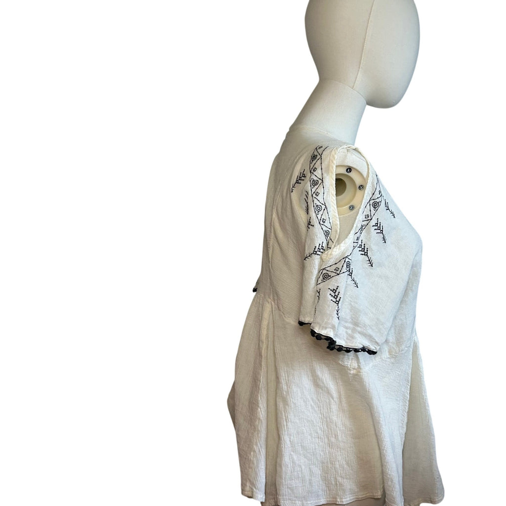 Maurices Womens M White Boho Peasant Top Embroidered Handkerchief Hem Tassel
