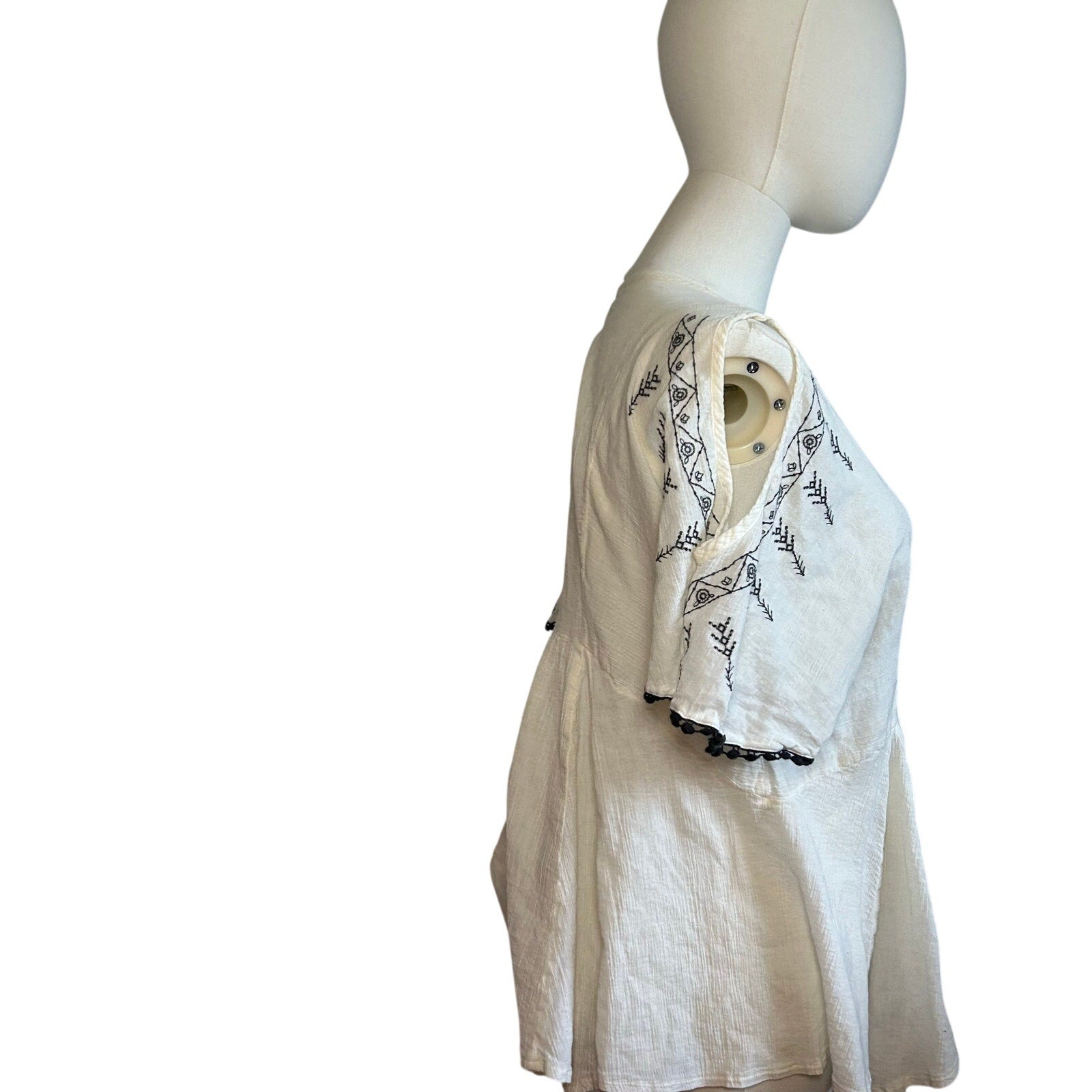 Maurices Womens M White Boho Peasant Top Embroidered Handkerchief Hem Tassel