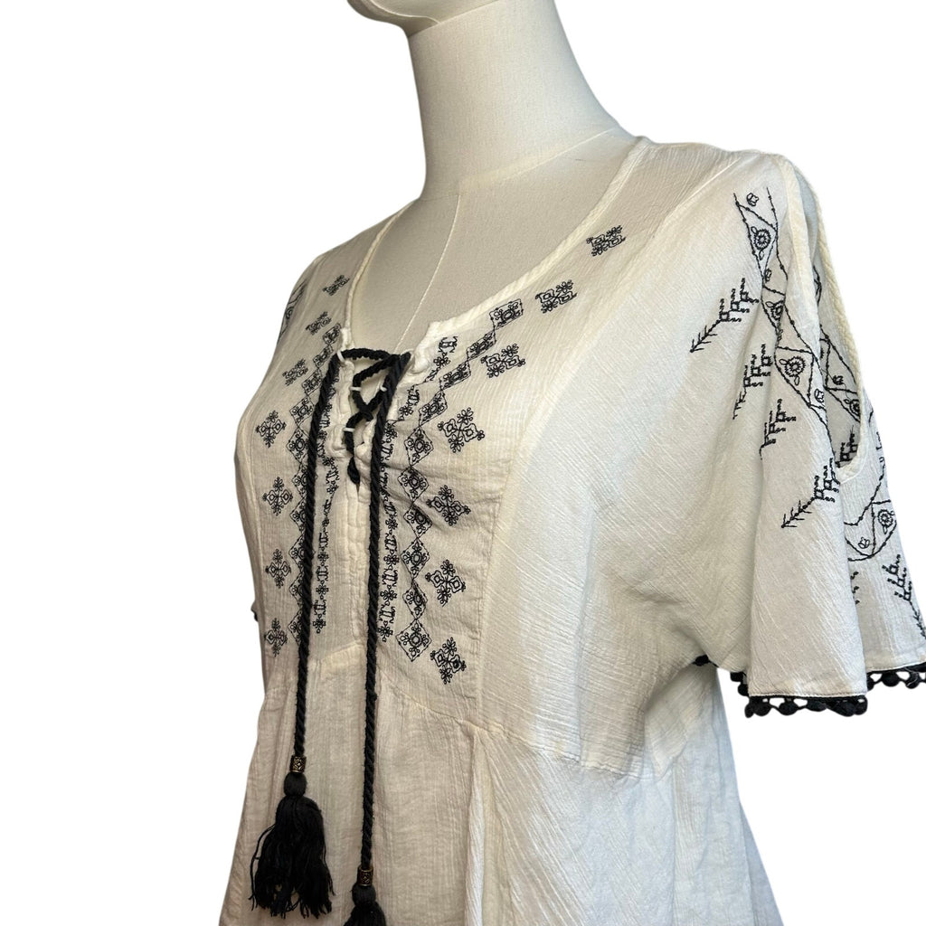 Maurices Womens M White Boho Peasant Top Embroidered Handkerchief Hem Tassel